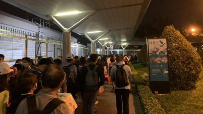 Từ 5h sáng 29/4, khách đã xếp hàng rồng rắn ở Tân Sơn Nhất - 2