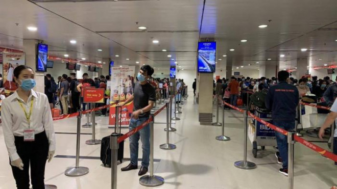 Từ 5h sáng 29/4, khách đã xếp hàng rồng rắn ở Tân Sơn Nhất - 4