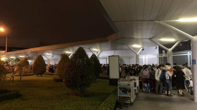 Từ 5h sáng 29/4, khách đã xếp hàng rồng rắn ở Tân Sơn Nhất - 3