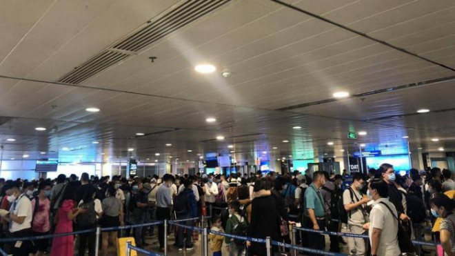 Từ 5h sáng 29/4, khách đã xếp hàng rồng rắn ở Tân Sơn Nhất - 7