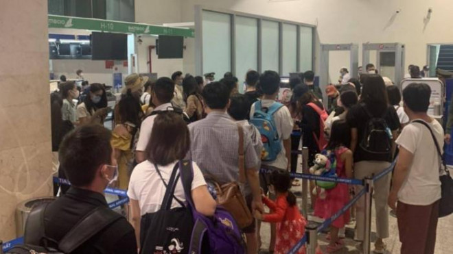 Từ 5h sáng 29/4, khách đã xếp hàng rồng rắn ở Tân Sơn Nhất - 6