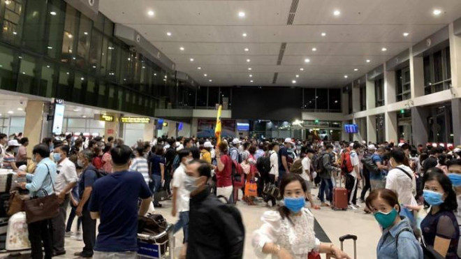 Từ 5h sáng 29/4, khách đã xếp hàng rồng rắn ở Tân Sơn Nhất - 5