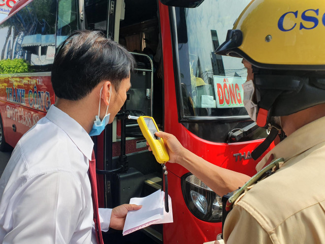 Tài xế xe khách bất ngờ tố xe máy chạy rất ẩu! - 2