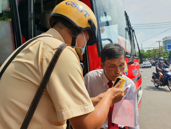 Tài xế xe khách bất ngờ tố xe máy chạy rất ẩu! - 3