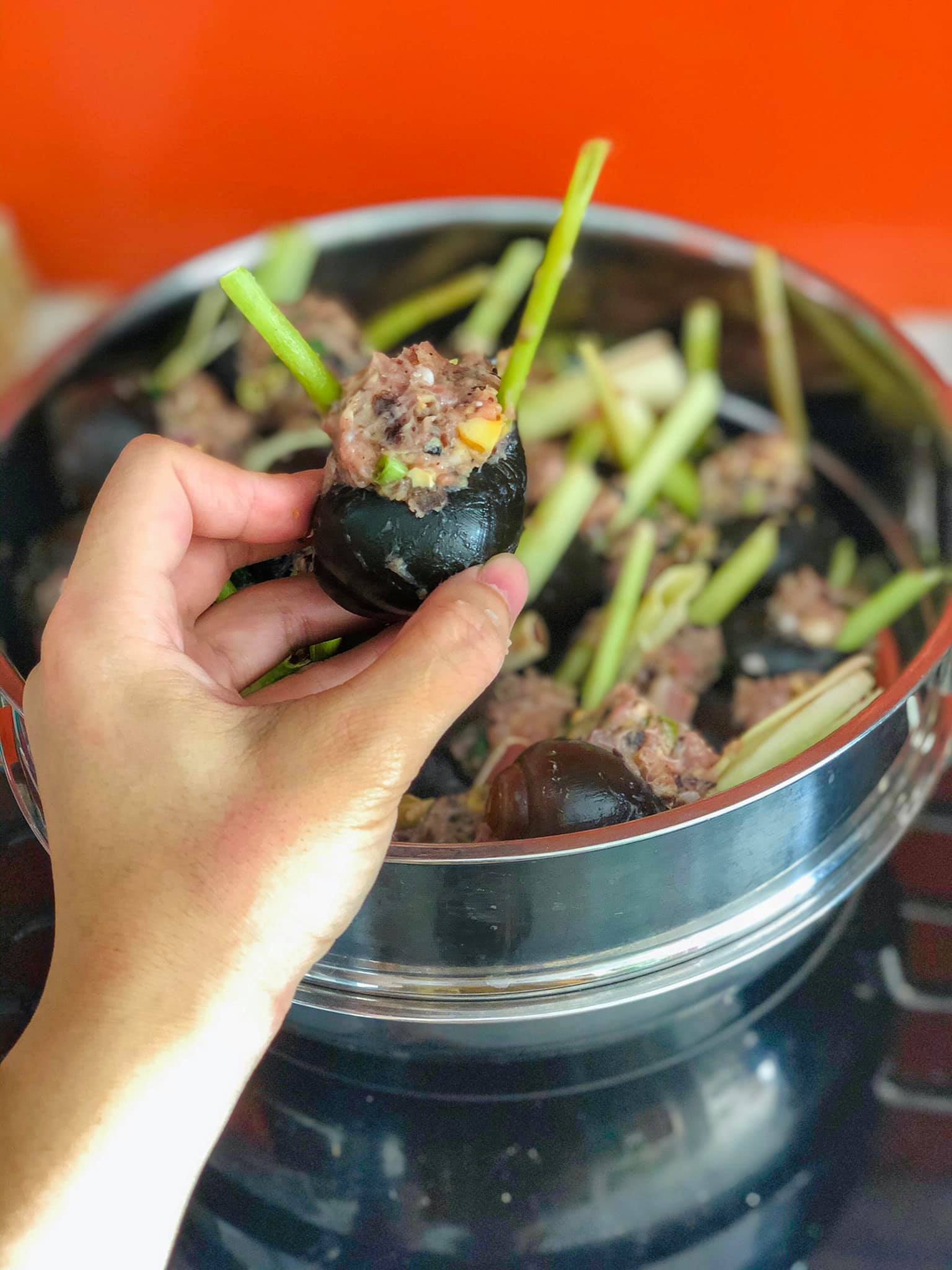 Mày mò làm ốc bươu nhồi thịt, chồng con xuýt xoa khen ngon - 6