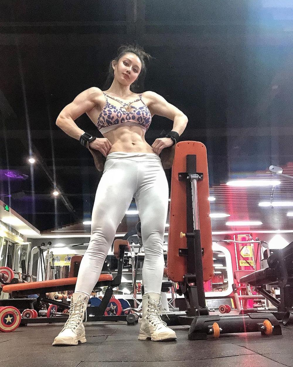 "Nữ bác sĩ chống Covid-19" mặc xường xám tập gym, về dáng ngoạn mục sau sinh nở - 6