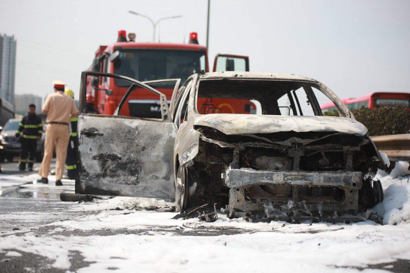 Clip: Xe ô tô 7 chỗ bốc cháy ngùn ngụn trên cao tốc Pháp Vân-Cầu Giẽ - 3