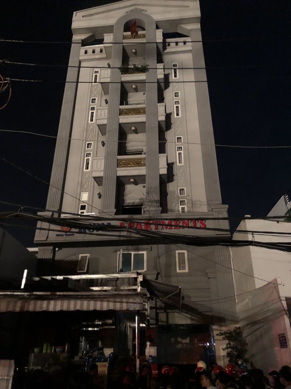 Giải cứu 24 người trong đám cháy chung cư ở Sài Gòn lúc nửa đêm - 2