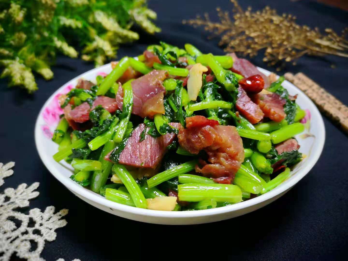 Thịt bò xào với loại rau bình dân này thành món ngon, đại bổ - 1