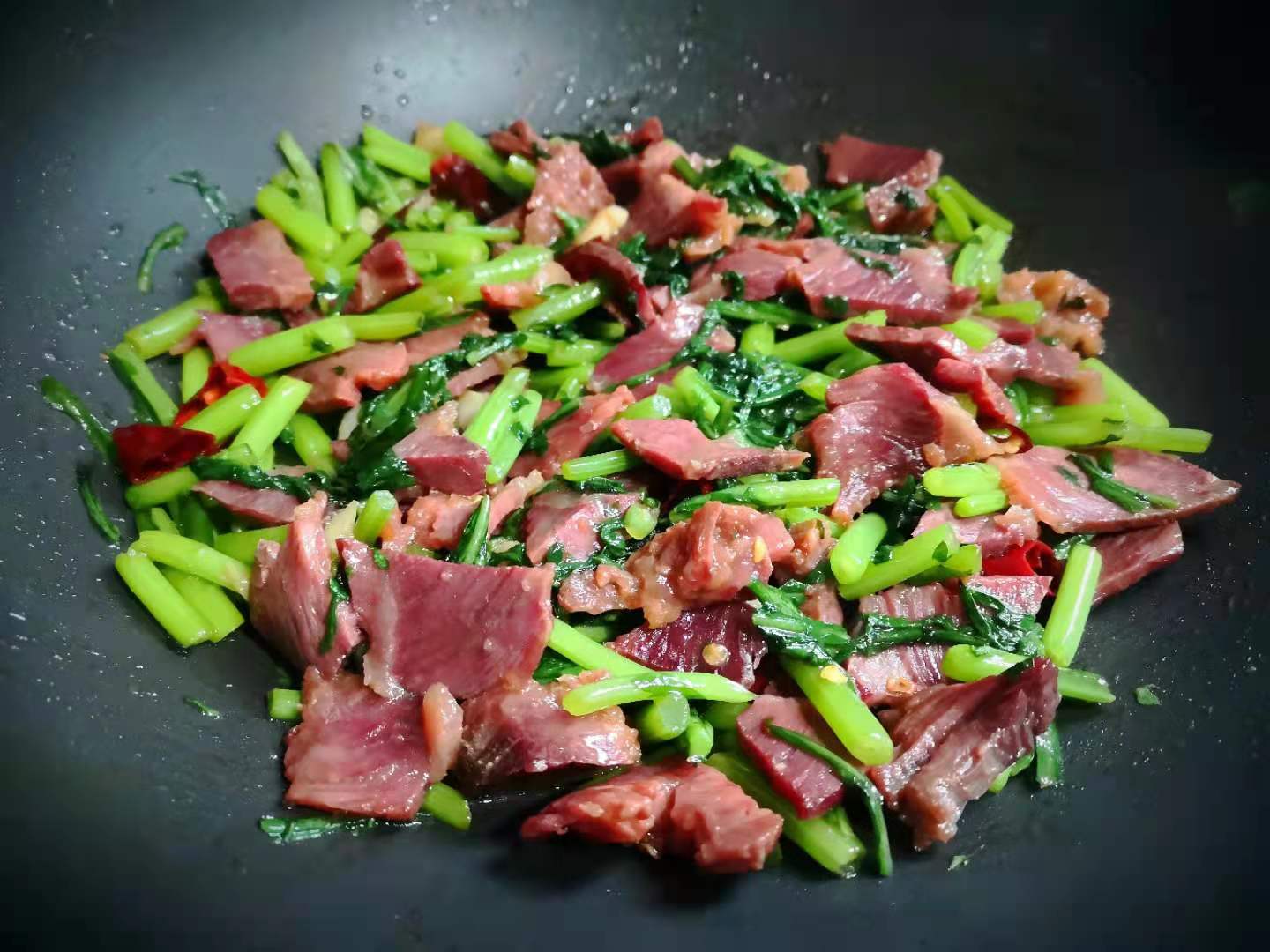 Thịt bò xào với loại rau bình dân này thành món ngon, đại bổ - 9
