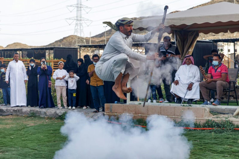 Điệu nhảy truyền thống kỳ lạ của người Ả Rập có sử dụng súng khiến du khách ngạc nhiên - 4