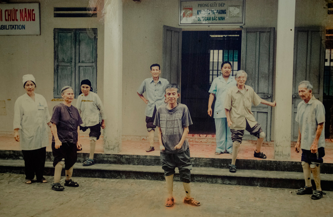 Người đàn bà “điên” dành cả thanh xuân để thương người mắc bệnh chân, tay cụt dần - 2