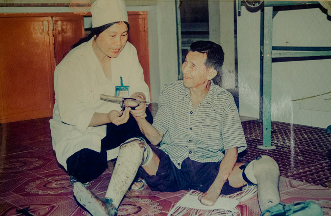 Người đàn bà “điên” dành cả thanh xuân để thương người mắc bệnh chân, tay cụt dần - 6