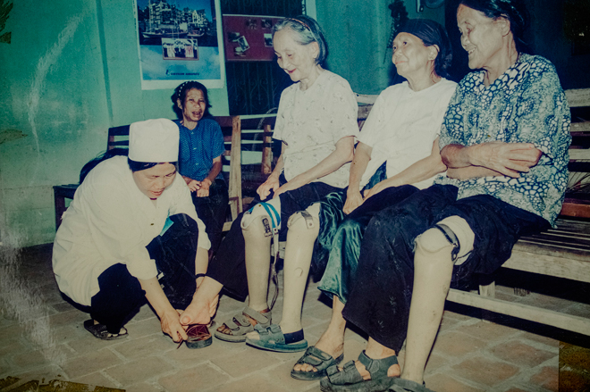 Người đàn bà “điên” dành cả thanh xuân để thương người mắc bệnh chân, tay cụt dần - 7