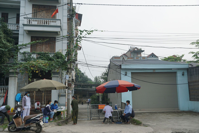 Phong tỏa con ngõ nơi ca mắc COVID-19 ở Hà Nội sinh sống - 1