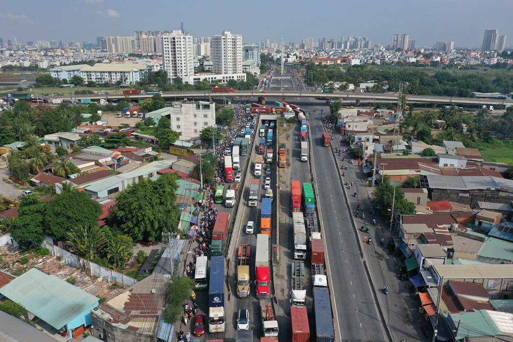 TP.HCM: Kẹt xe khủng khiếp, từ sáng đến trưa người dân vẫn chưa lên được phà - 14