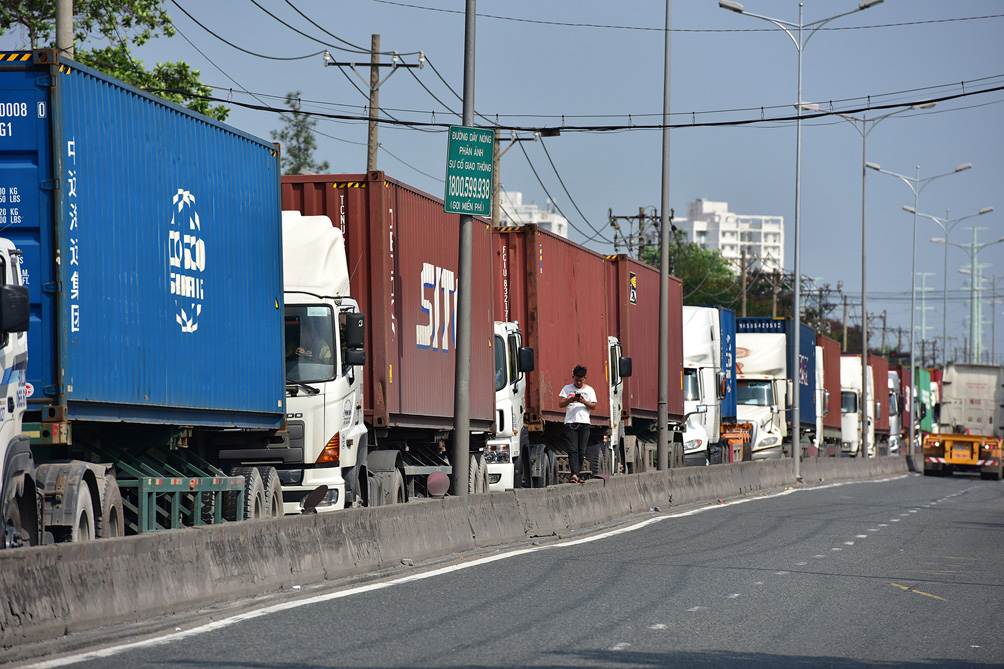 TP.HCM: Kẹt xe khủng khiếp, từ sáng đến trưa người dân vẫn chưa lên được phà - 15