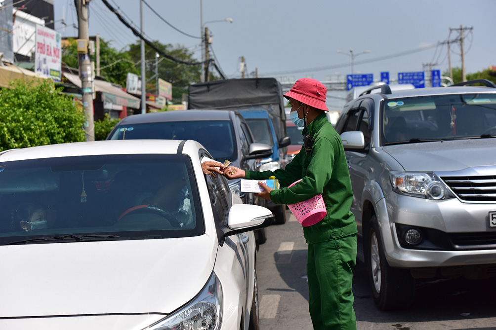 TP.HCM: Kẹt xe khủng khiếp, từ sáng đến trưa người dân vẫn chưa lên được phà - 16