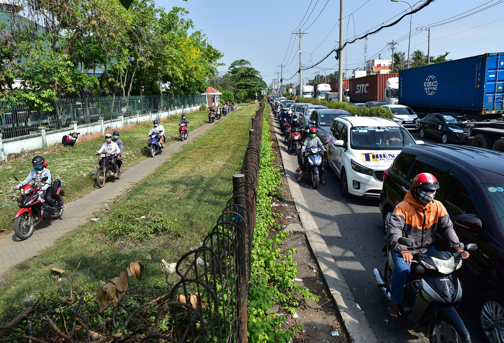 TP.HCM: Kẹt xe khủng khiếp, từ sáng đến trưa người dân vẫn chưa lên được phà - 7