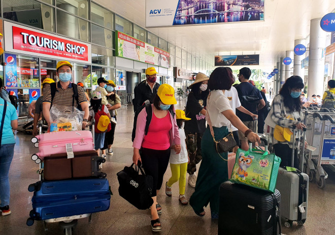 Hàng ngàn du khách đổ về Đà Nẵng dịp lễ 30/4 - 4