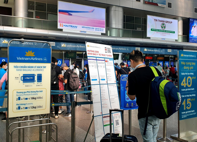 Hàng ngàn du khách đổ về Đà Nẵng dịp lễ 30/4 - 5