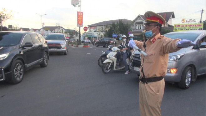 CLIP: Biển người đổ về Đà Lạt nghỉ lễ, Lâm Đồng ra công điện hỏa tốc - 3