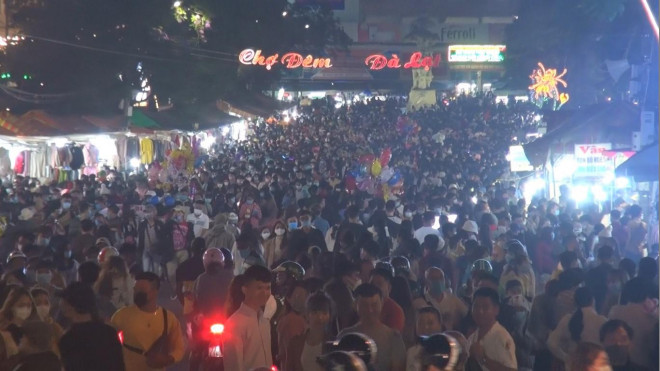 CLIP: Biển người đổ về Đà Lạt nghỉ lễ, Lâm Đồng ra công điện hỏa tốc - 2