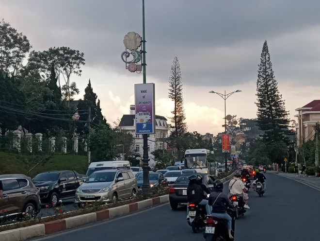 CLIP: Biển người đổ về Đà Lạt nghỉ lễ, Lâm Đồng ra công điện hỏa tốc - 4