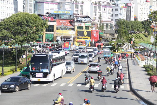 CLIP: Biển người đổ về Đà Lạt nghỉ lễ, Lâm Đồng ra công điện hỏa tốc - 5