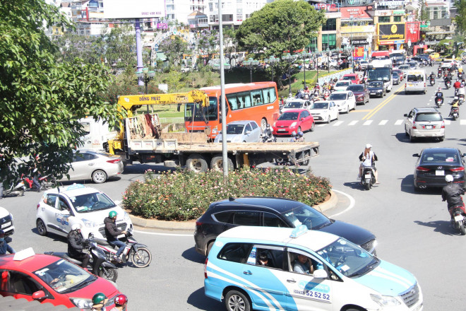 CLIP: Biển người đổ về Đà Lạt nghỉ lễ, Lâm Đồng ra công điện hỏa tốc - 6