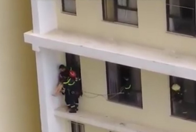 Cảnh sát giải cứu cô gái xinh đẹp từ tầng 18 chung cư - 2