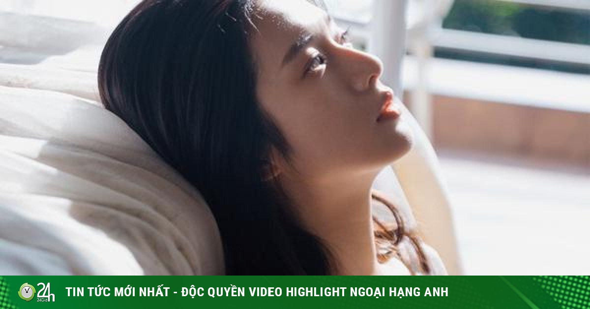 Mang thiệp cưới tới mời vợ cũ, chồng tái mặt khi thấy người đàn ông ngồi cạnh