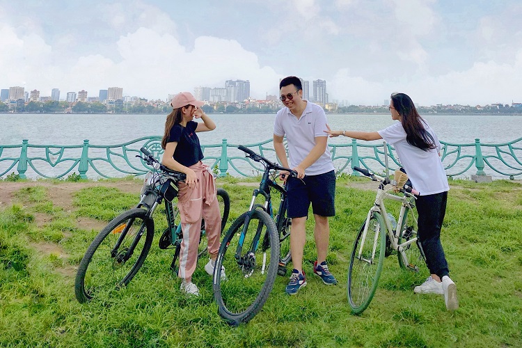 Giải mã cơn sốt xếp hàng thuê xe đạp Hồ Tây, tiểu thương ung dung kiếm tiền triệu mỗi ngày - 1