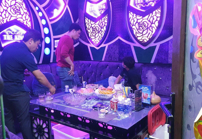 TP.HCM: Bắt tại trận nhà hàng cho hát karaoke dù có lệnh dừng - 4