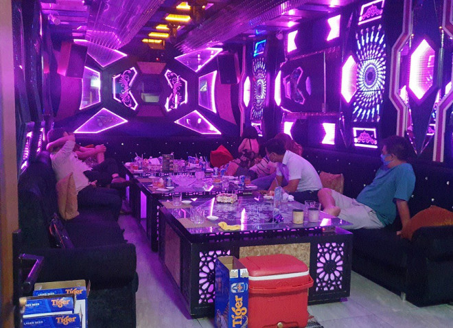 TP.HCM: Bắt tại trận nhà hàng cho hát karaoke dù có lệnh dừng - 2