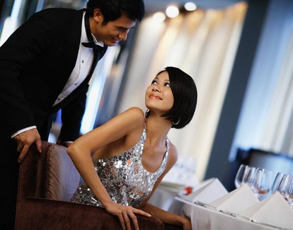 Vũ công &#34;siêu quyến rũ&#34; ngồi nhà trọ ăn cơm nguội nhìn vợ hạnh phúc bên tình mới - 1