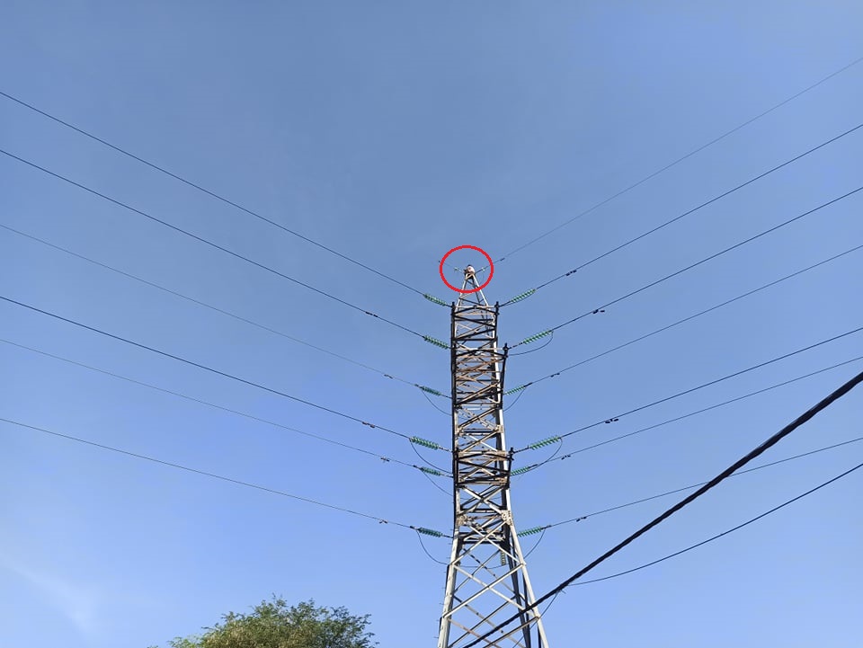 Công an TP Thủ Đức giải cứu cô gái trên ngọn trụ điện - 2