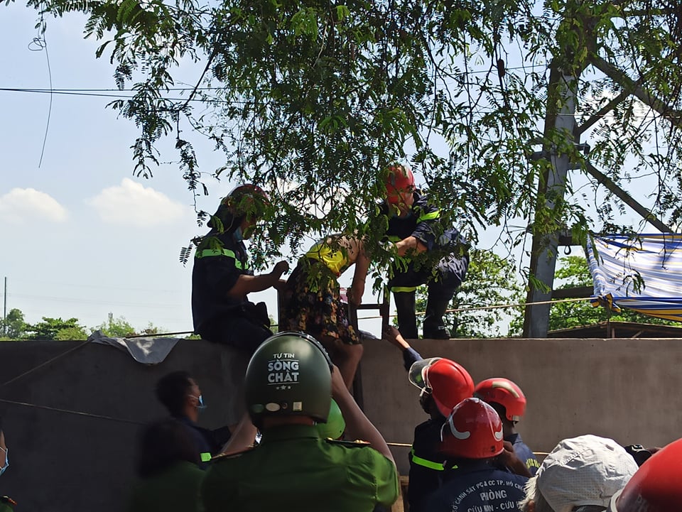 Công an TP Thủ Đức giải cứu cô gái trên ngọn trụ điện - 4