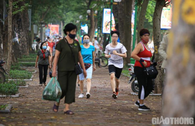 Hà Nội: Không vào được công viên, người dân đổ ra vỉa hè tập thể dục - 5
