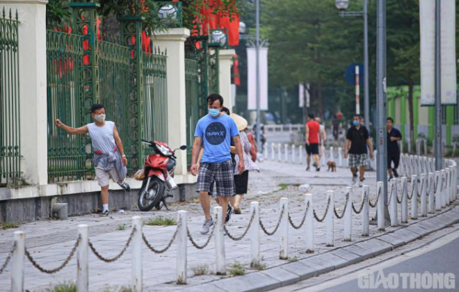 Hà Nội: Không vào được công viên, người dân đổ ra vỉa hè tập thể dục - 2