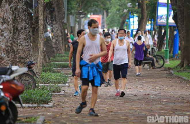Hà Nội: Không vào được công viên, người dân đổ ra vỉa hè tập thể dục - 4