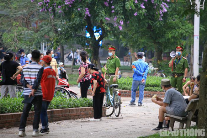 Hà Nội: Không vào được công viên, người dân đổ ra vỉa hè tập thể dục - 6