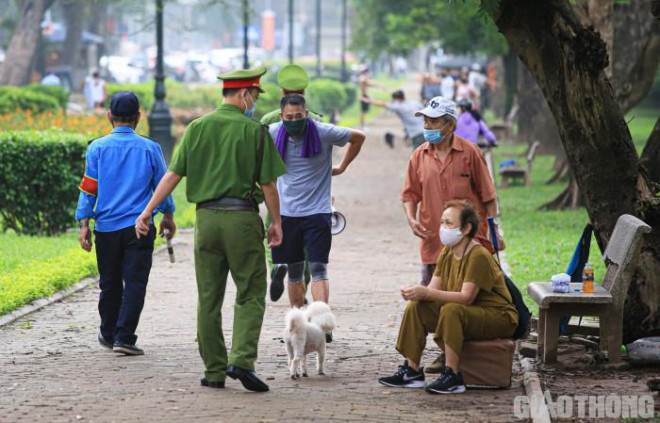 Hà Nội: Không vào được công viên, người dân đổ ra vỉa hè tập thể dục - 8
