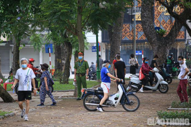 Hà Nội: Không vào được công viên, người dân đổ ra vỉa hè tập thể dục - 7