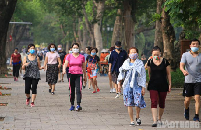 Hà Nội: Không vào được công viên, người dân đổ ra vỉa hè tập thể dục - 9