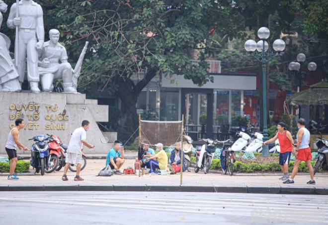 Hà Nội: Không vào được công viên, người dân đổ ra vỉa hè tập thể dục - 10