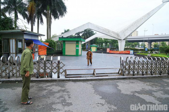 Hà Nội: Không vào được công viên, người dân đổ ra vỉa hè tập thể dục - 12