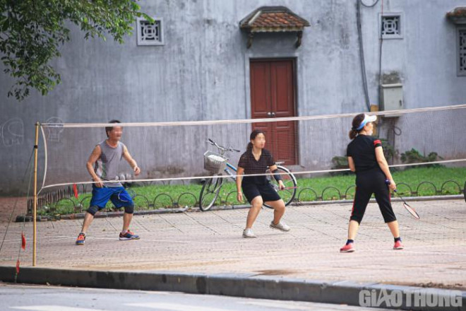 Hà Nội: Không vào được công viên, người dân đổ ra vỉa hè tập thể dục - 11