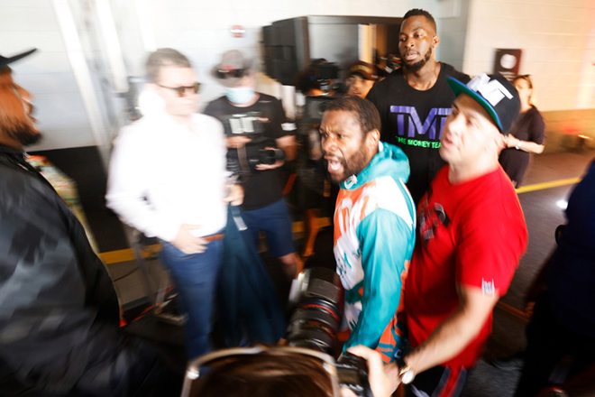 Misguided at the press conference, Mayweather & # 34; called & # 34;  30 superstar attack guards - 4