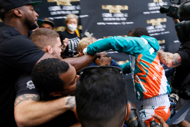Misguided at the press conference, Mayweather & # 34; called & # 34;  30 superstar attack guards - 3